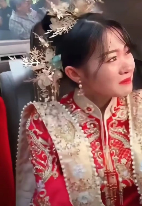婚礼上，新娘提出要8万改口费，婆婆马上拿出8万说，你拿去，你不用叫妈，我承受不住
