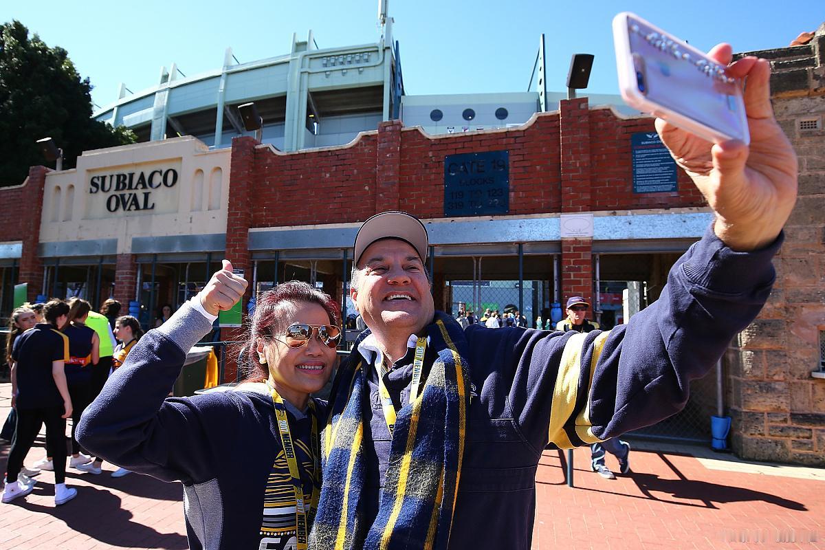 据我了解，澳大利亚有这样一群华人，本来国内就是体制内退休特别是女同志，50岁后来