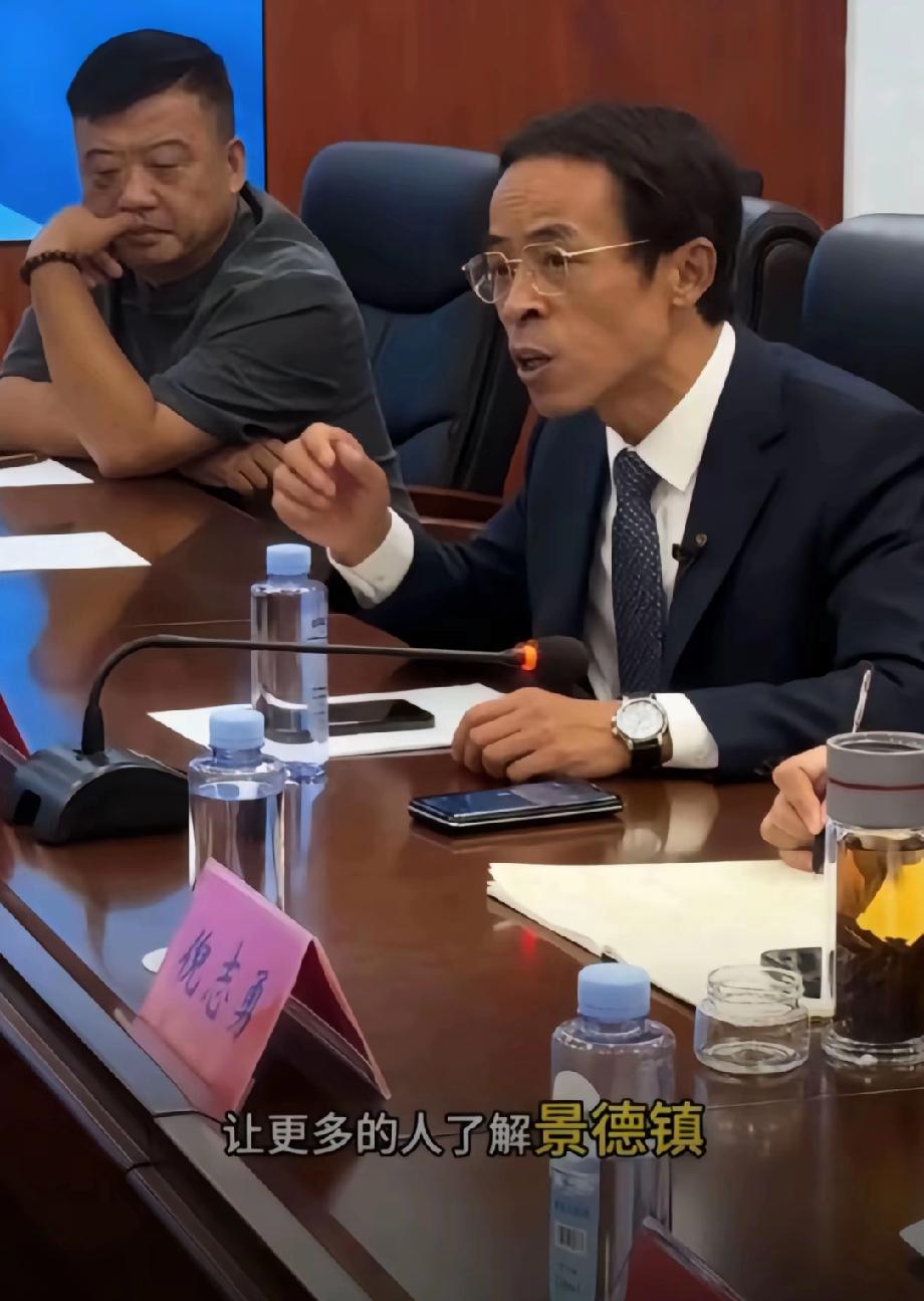 你敢信吗？一个卖鸡排的摊主，往座谈会上一坐，那范儿直逼老干部！这位被大家叫“