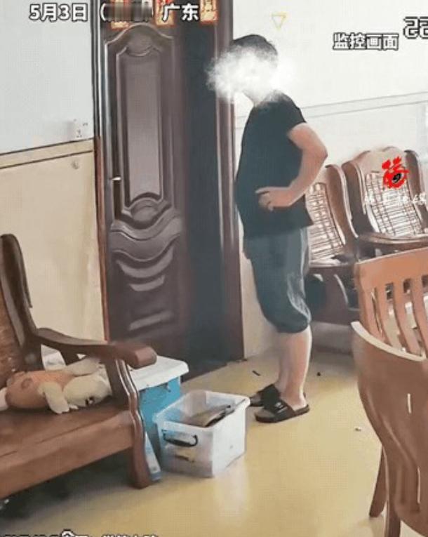 广东女生5月3日发脾气躲卧室反锁房门，父亲好言相劝半天拒不回应，本以为只