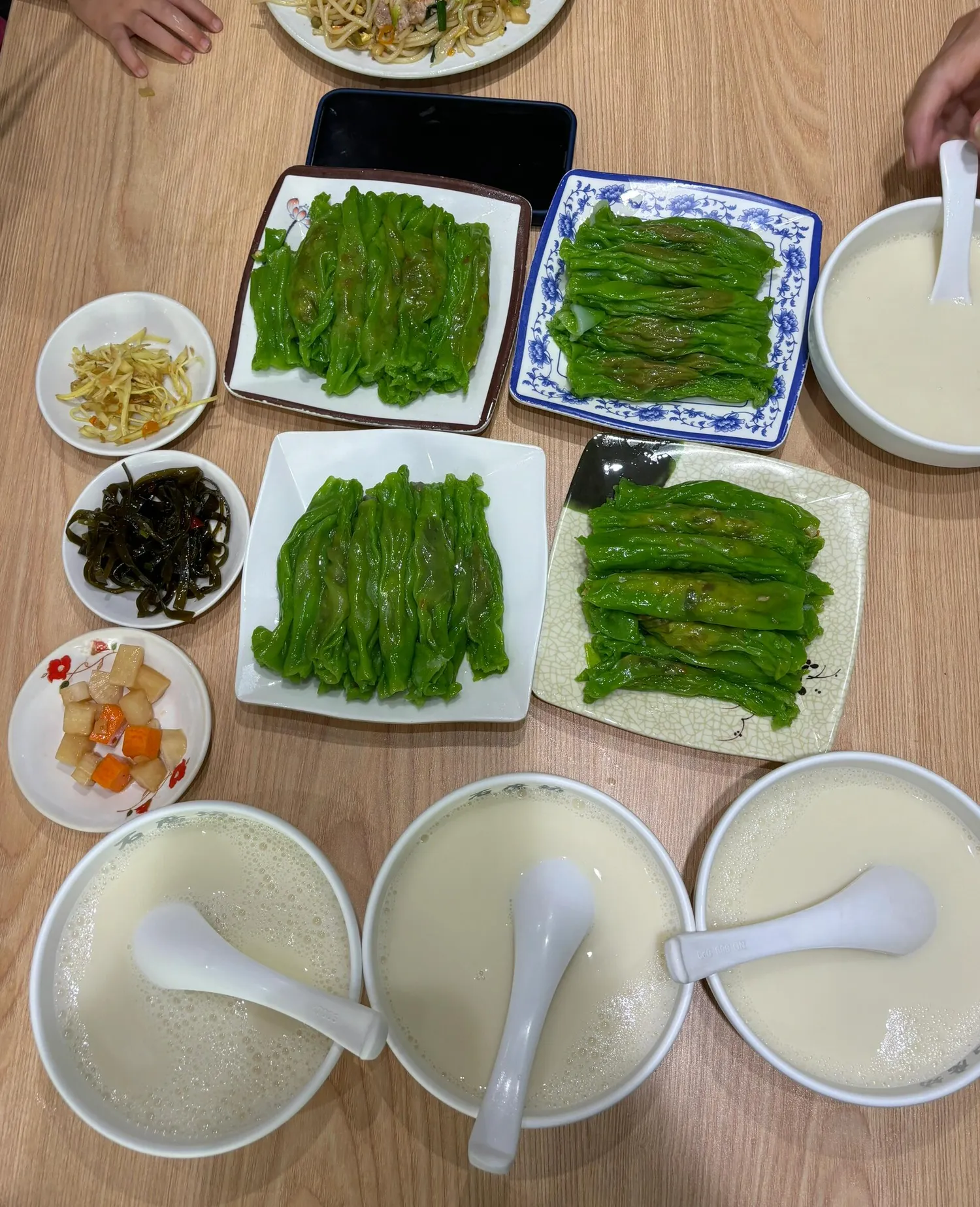有没有江西人出来解释一下，这玩意儿到底叫什么名字？第一眼还以为是绿色的肠粉呢！