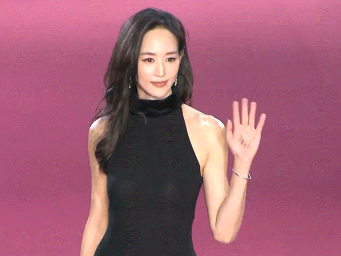 张钧甯好长一条人好美一张脸救命！刷到姐姐新图我疯狂存图！这比例是真实存在的吗？