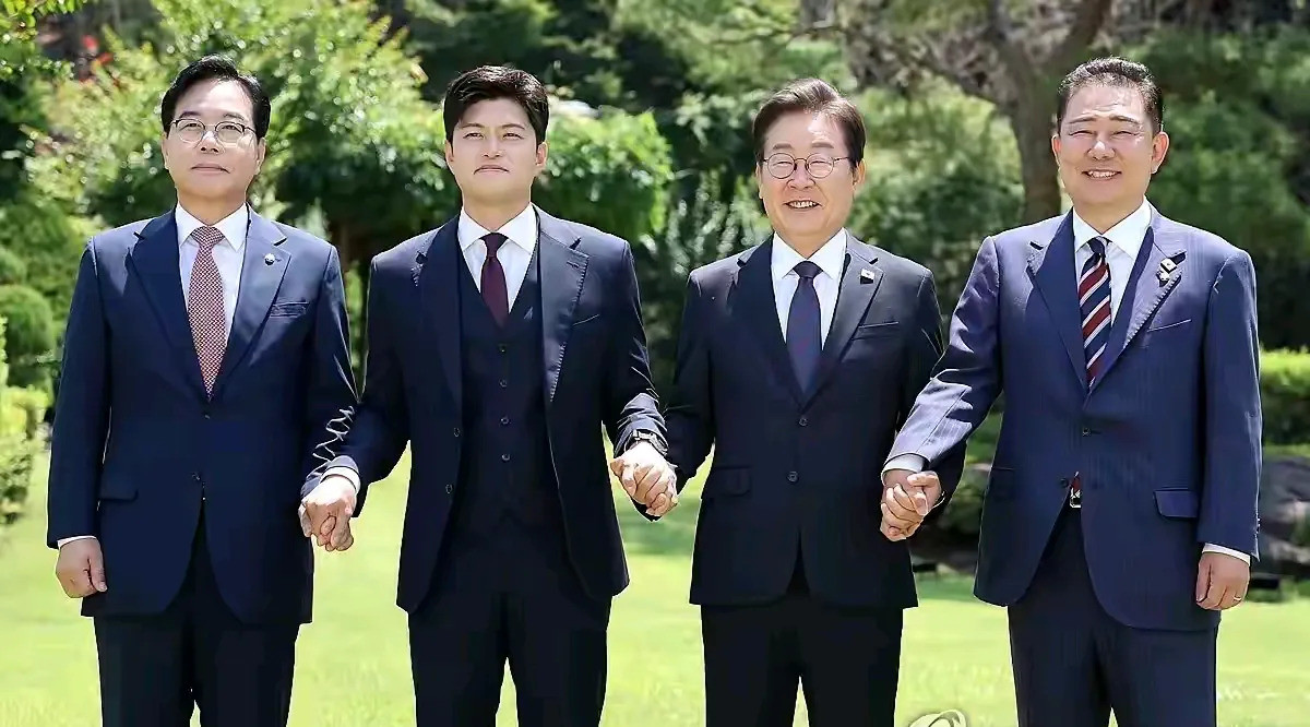 李在明上任后迅速召开对话李在明上任才18天，就在汉南洞官