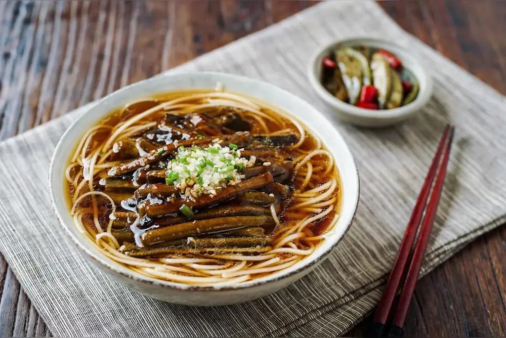 人为什么要吃“饭”？无非解决两个问题。一是营养的问题，生存的需要；二是肠胃的反应