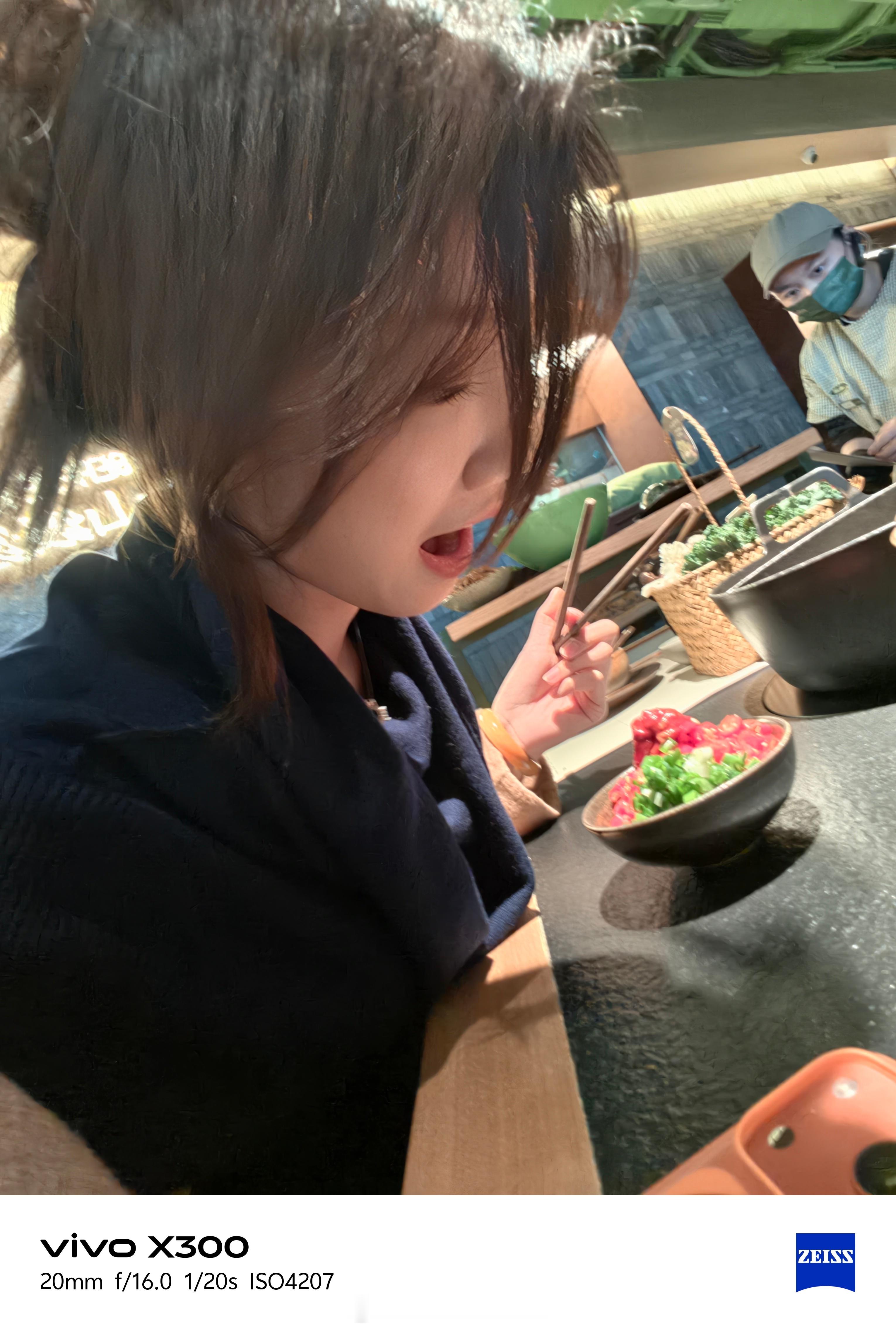 等了一个小时才吃上的火锅🍲香！！！没白等酸汤辣汤都很美味，同事很会吃了