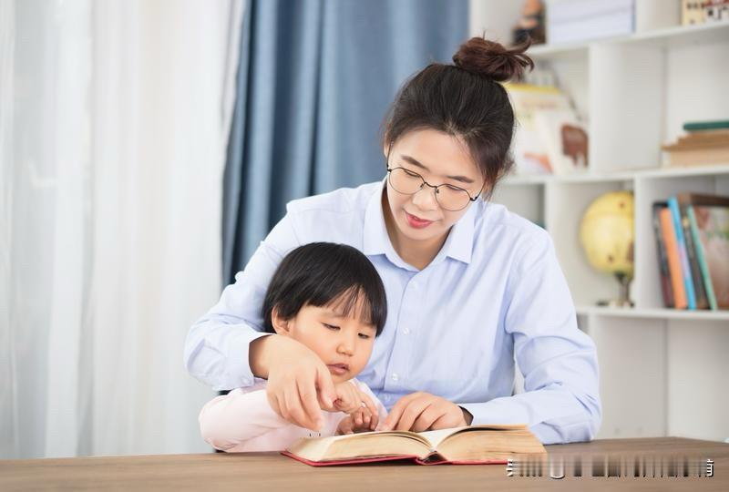 家有青春期孩子的家长们孩子大多会在十四至十六岁之间进入“仇亲期”，情绪波动大、