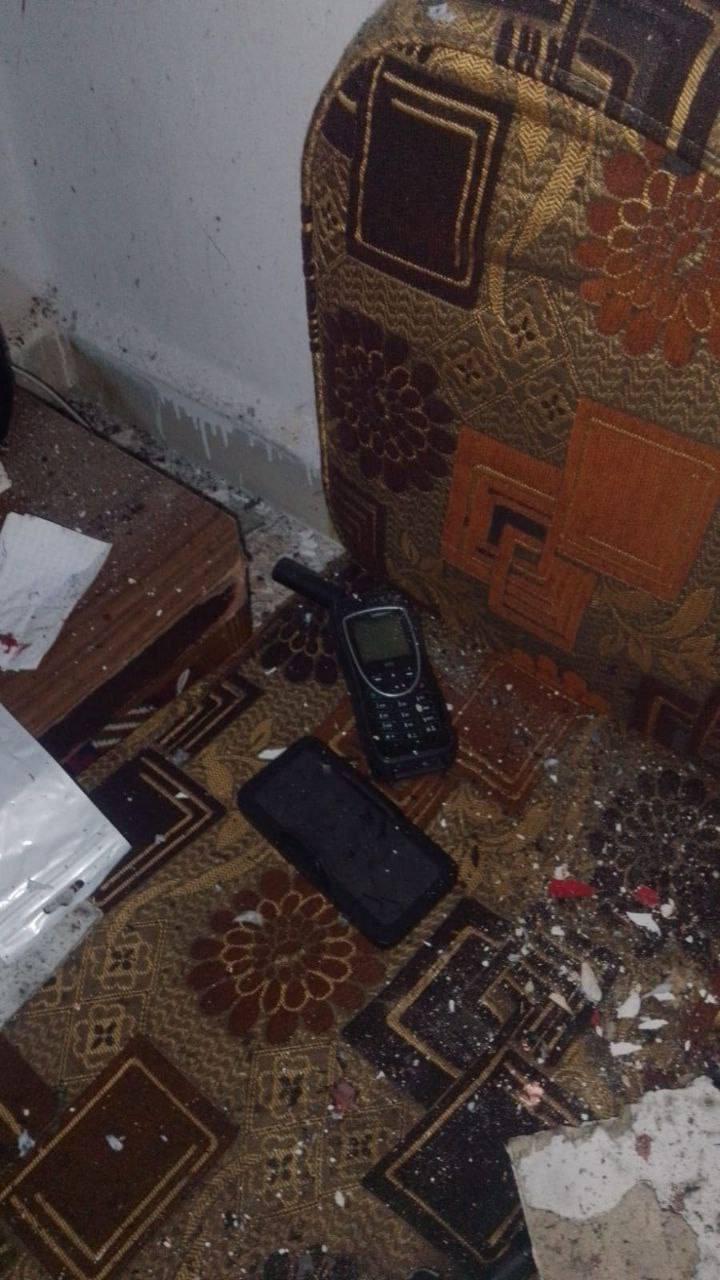 HTS/ISIS恐怖分子头目“穆罕默德·阿卜杜勒·法塔赫·迪亚卜”在家中充电时，