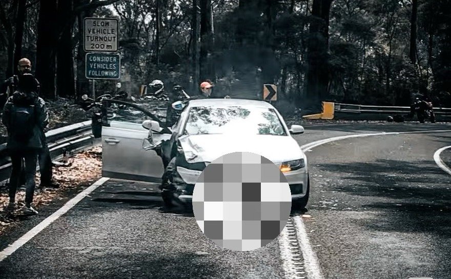 今天大洋路出大事了。说是国内的司机自驾，过弯时跨到对向车道，把正常行驶的摩托车撞