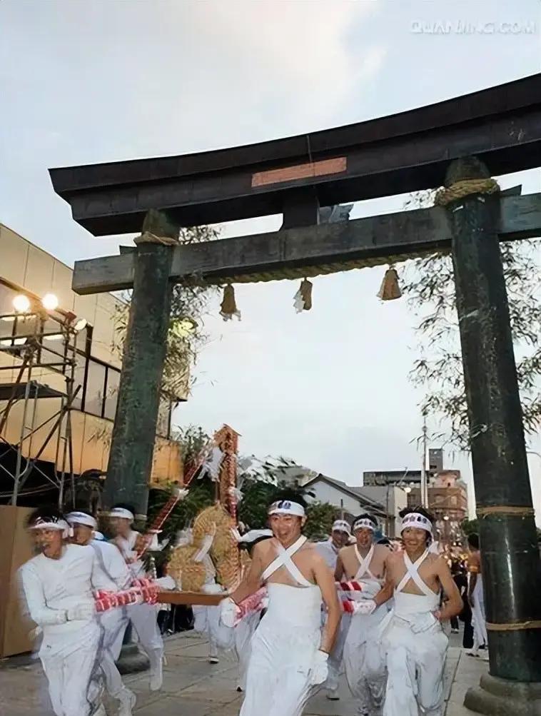 2月21日深夜，日本冈山西大寺观音院，近万男子在零下严寒中几乎全裸抢夺“宝木”，