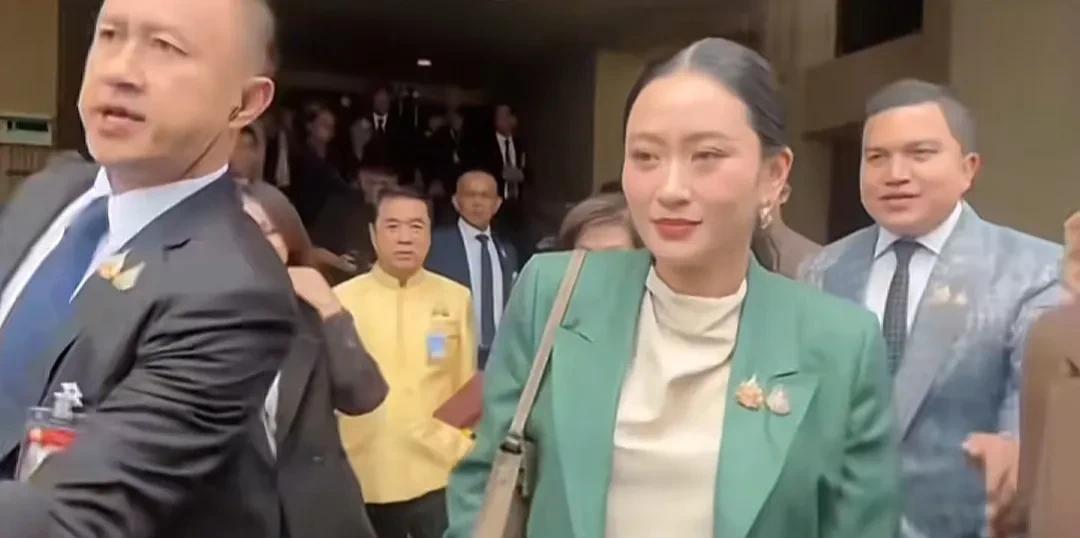 今天佩通坦走出泰国宪法法院大门，离开在车上肯定哭了！从宪法法院出来后，被媒体追