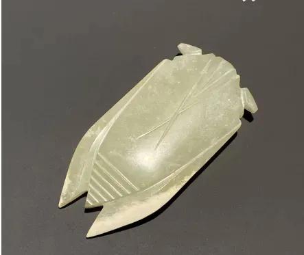 从废品站到鉴宝台：500元买的玉蝉，为何让专家惊呼"胆子太大"？鉴定师的镊子