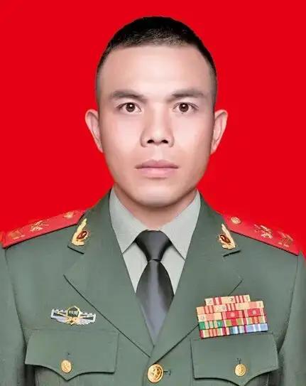 他是大凉山里走出来的特战尖兵，2026年获第25届武警忠诚卫士荣誉称号。现任武警