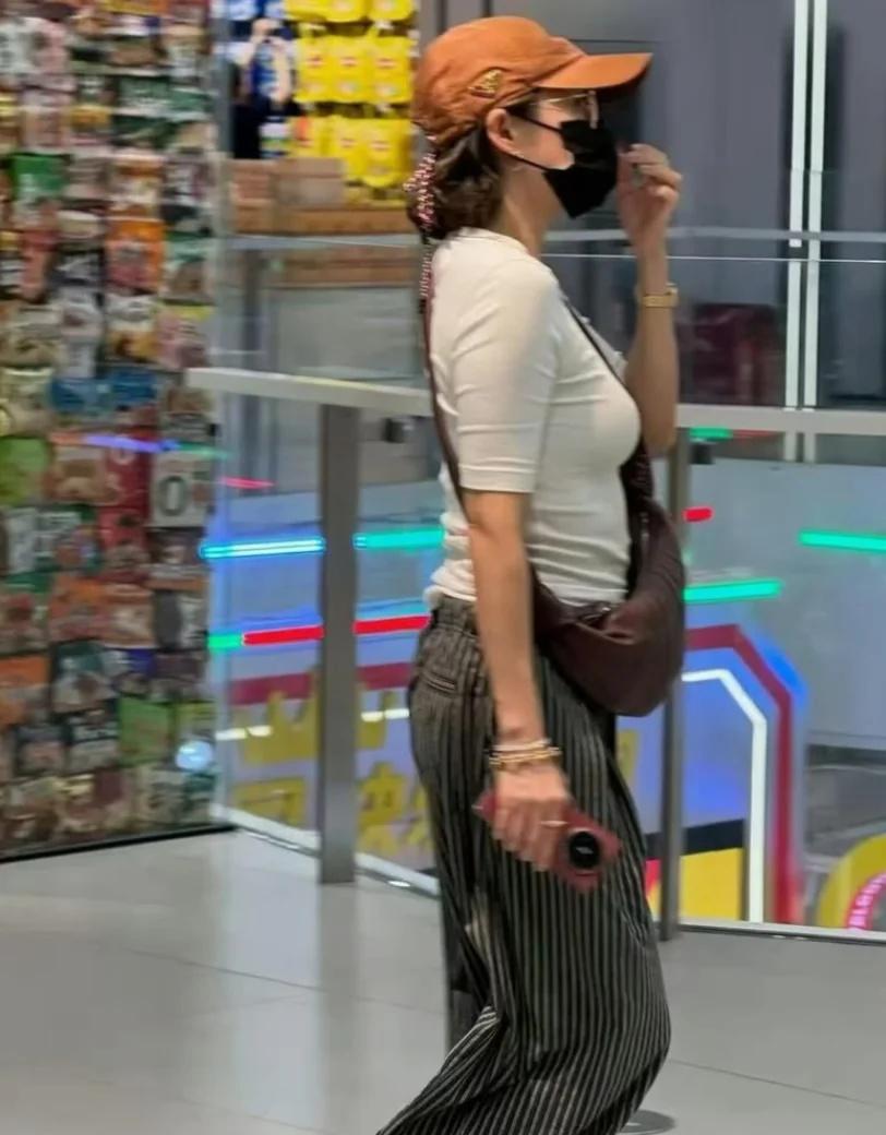 为什么汪峰要抛弃这么美的章子怡？47岁的章子怡现身湖南，开心的逛着零食店。