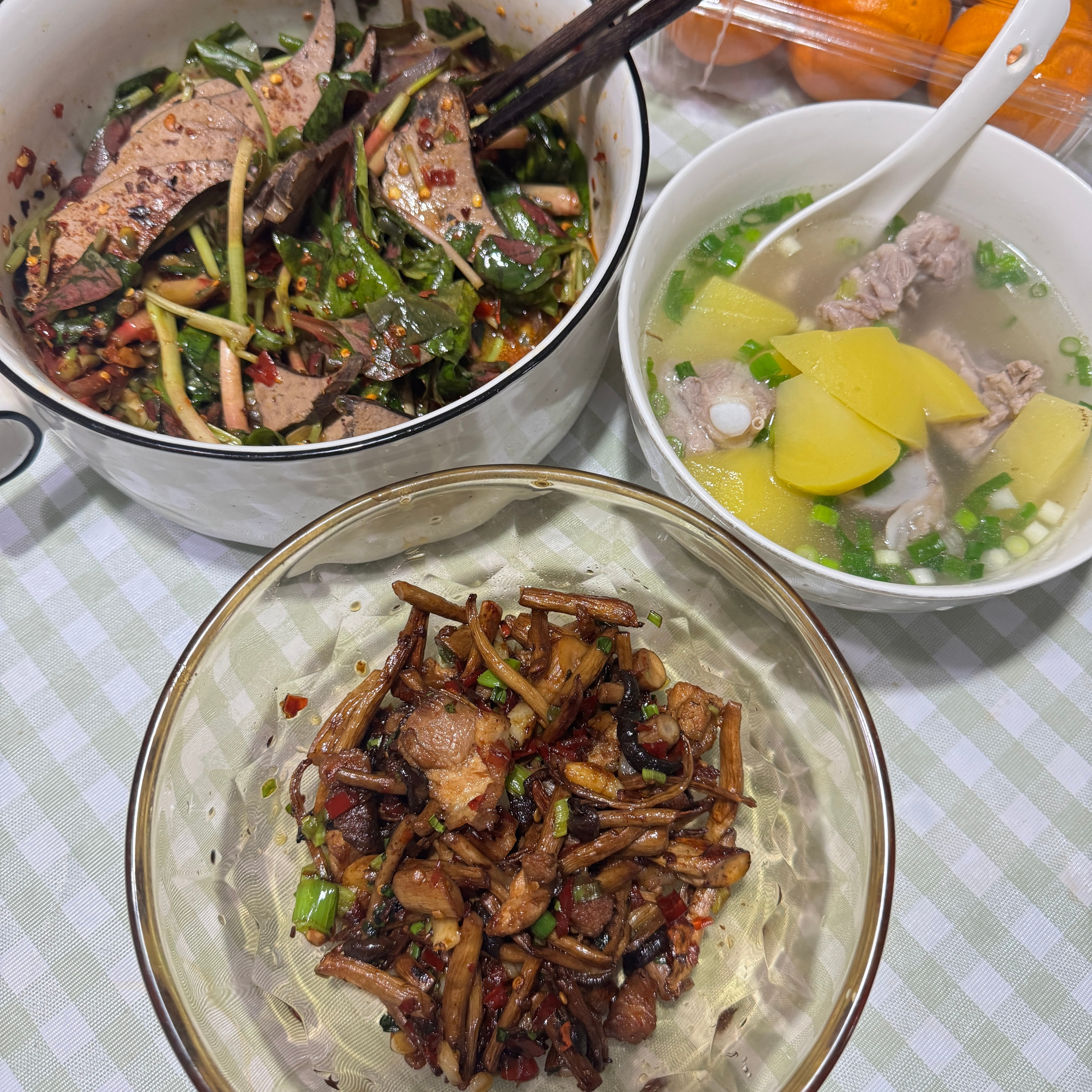 晚餐豪华版～凉拌茶香猪肝（这个第一次做好吃的！）今天感觉有点冷加做一个排骨