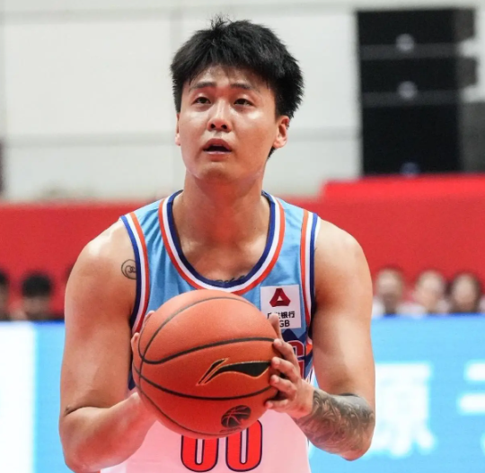 赵睿在广东拿下三连冠第三个赛季转会新疆。张镇麟在辽宁队拿下三连冠第二赛季转会