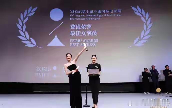 董子健看孙怡获影后的眼神，简直和陈俊生看离婚后的罗子君一模一样！热烈鼓掌，充满欣