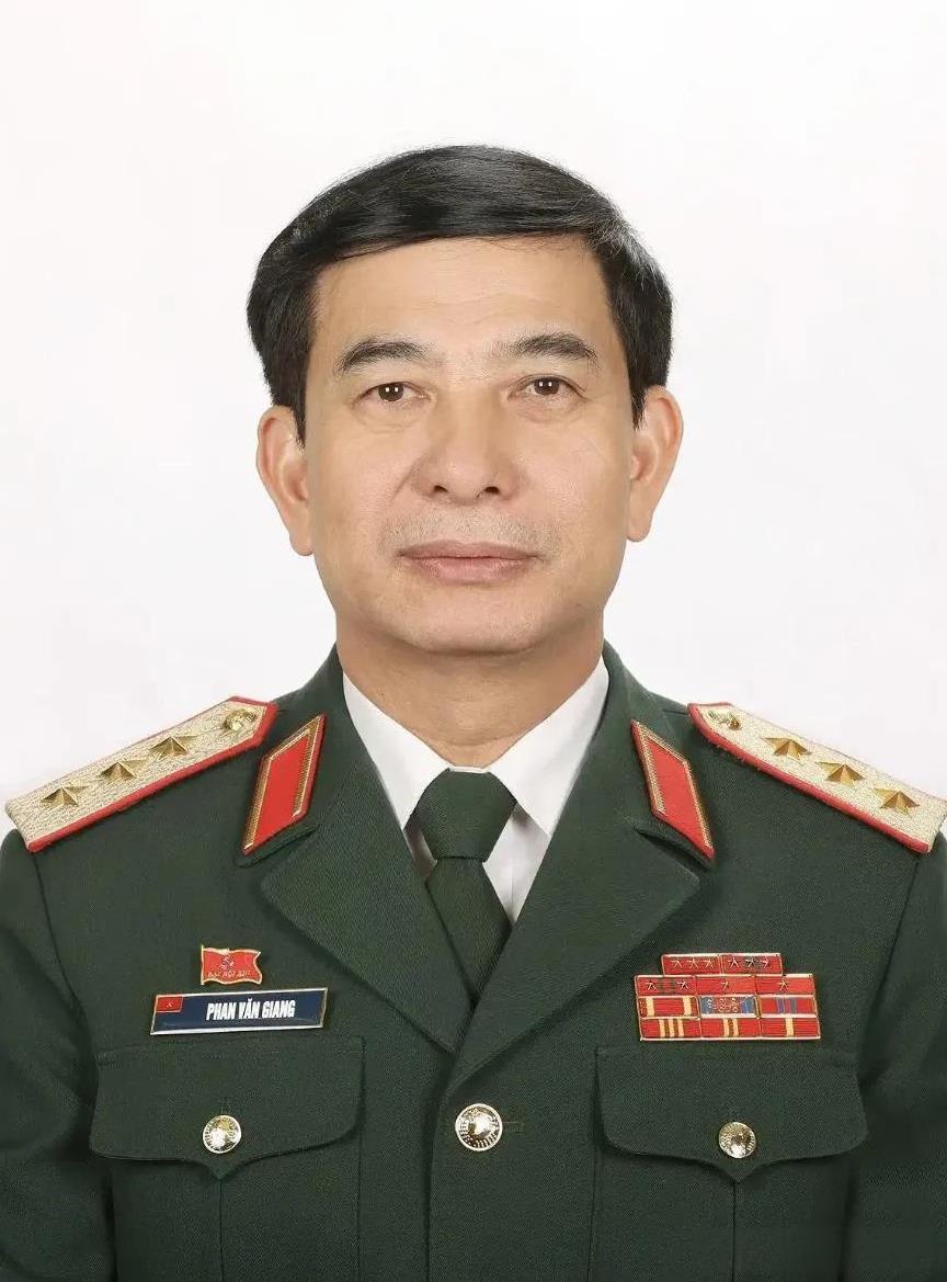 越南领导人苏林，通过改组国防部领导班子，调整军方高层将领，不断稀释国防部长潘文江