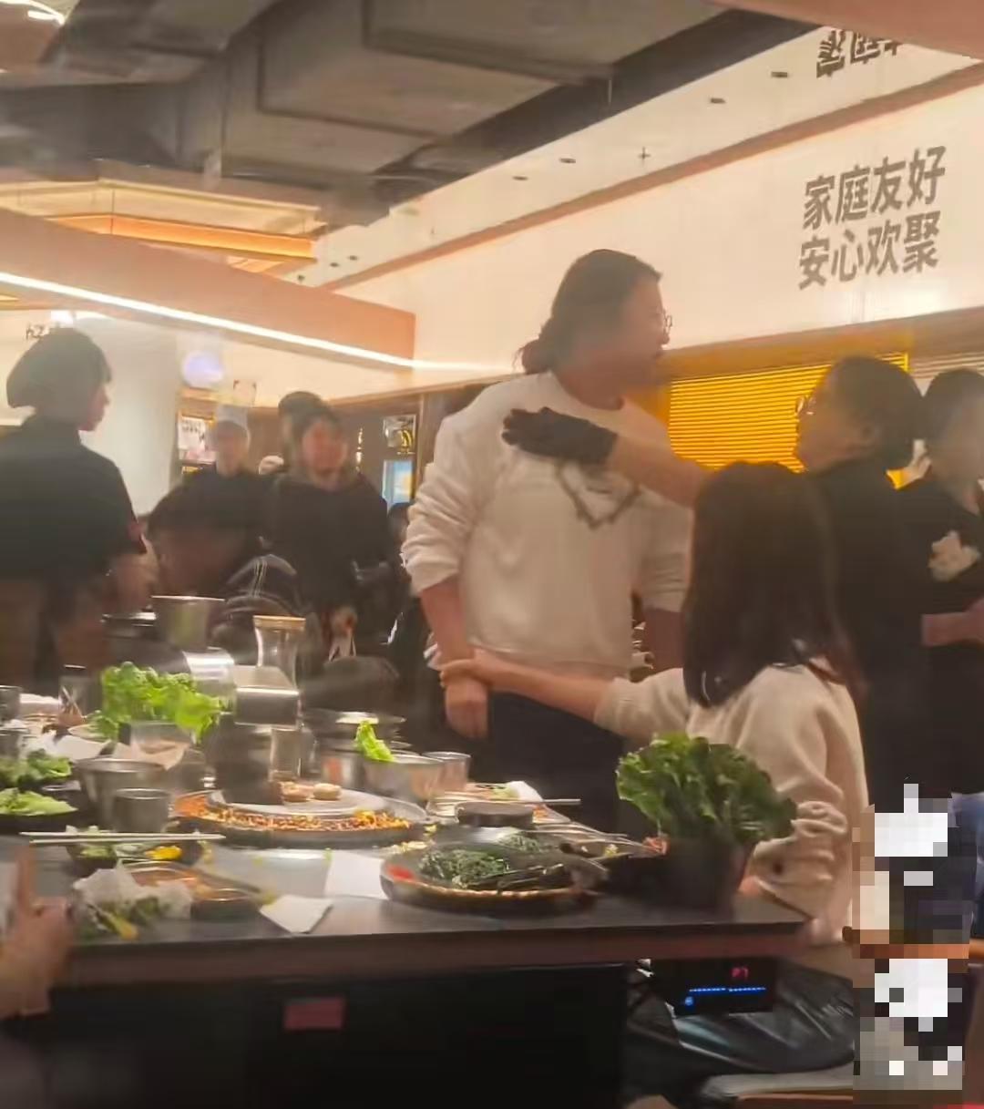 12月13日，湖北武汉。某餐厅内因孩子哭闹引发邻桌顾客不满，孩子妈妈可能也因为孩