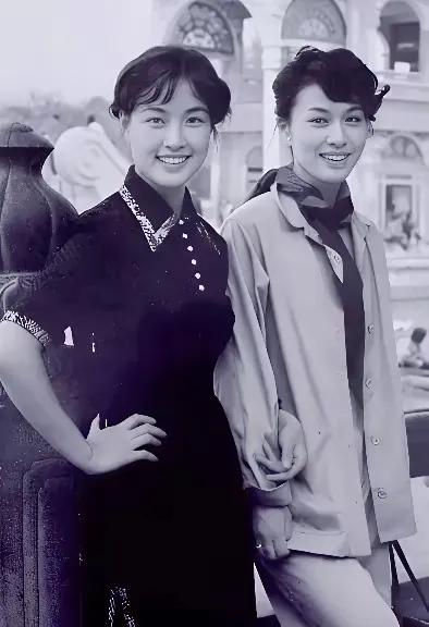 看到刘晓庆与日本著名演员栗原小卷当年的合影，栗原小卷因《望乡》声名远扬，这画面瞬
