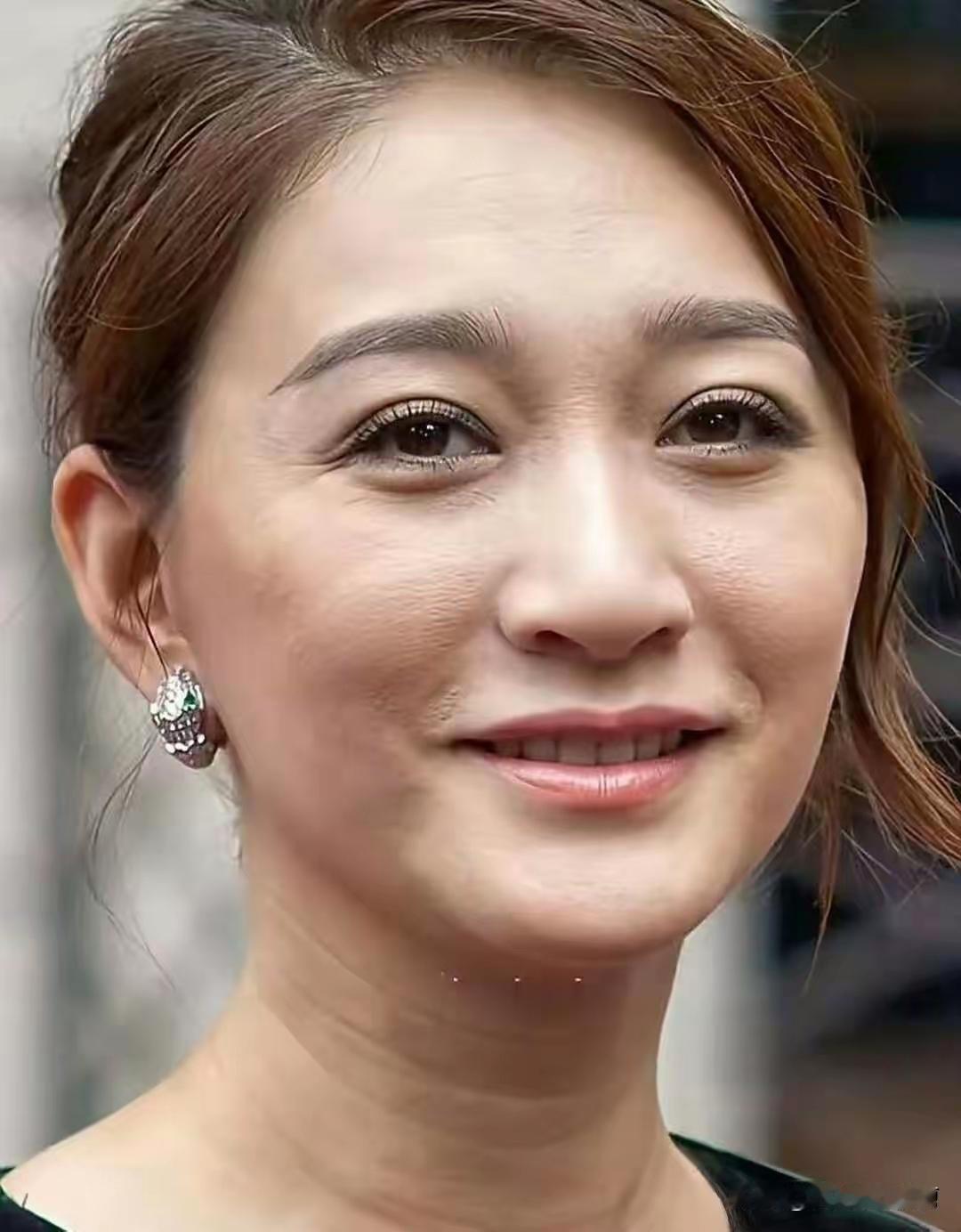 谁也顶不住高清微距拍，女星也不行，坑洼痘印都现形