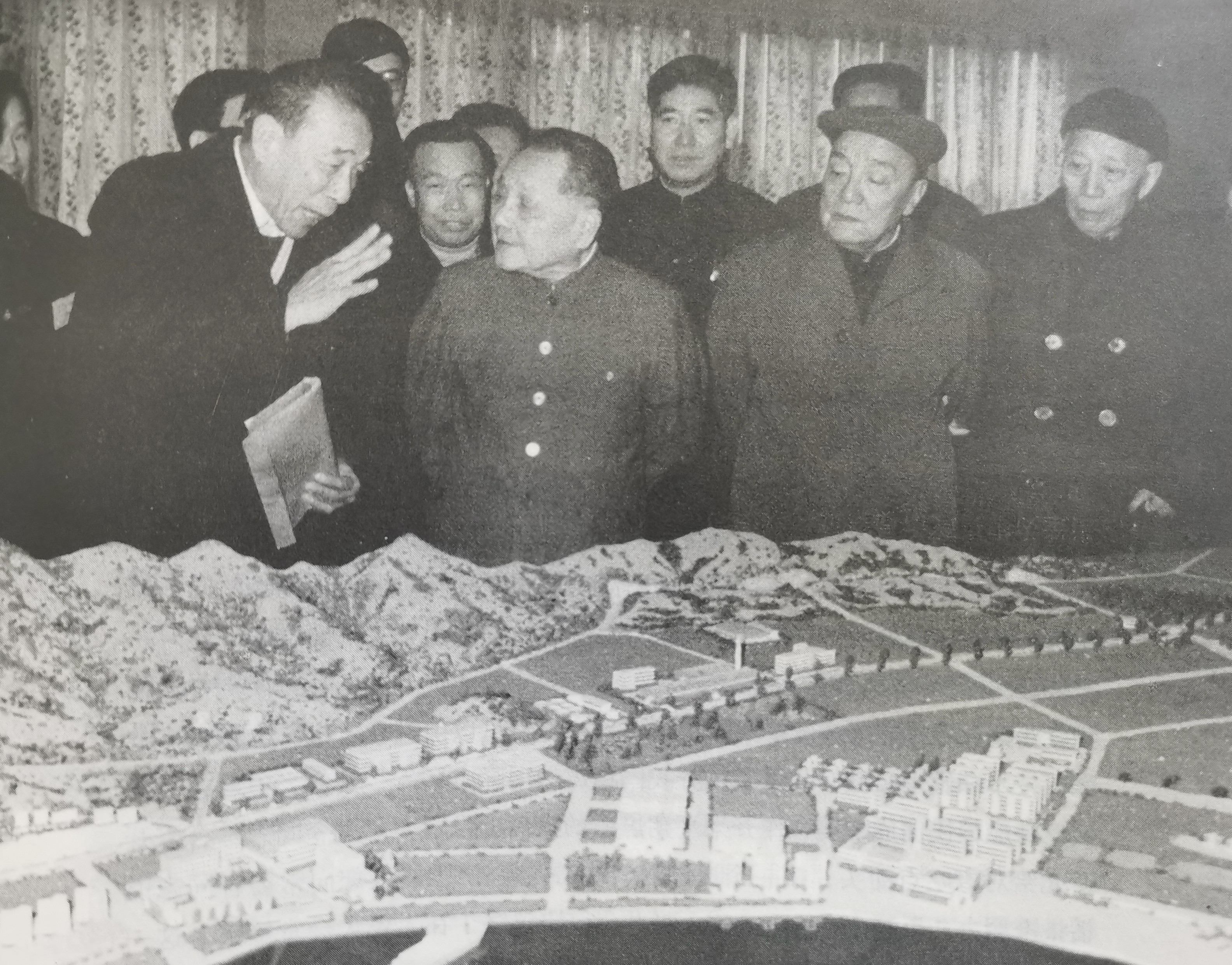 80年代，王震陪同邓小平视察了南方的很多地方，他感触很多，给中央写了一个《关于陪