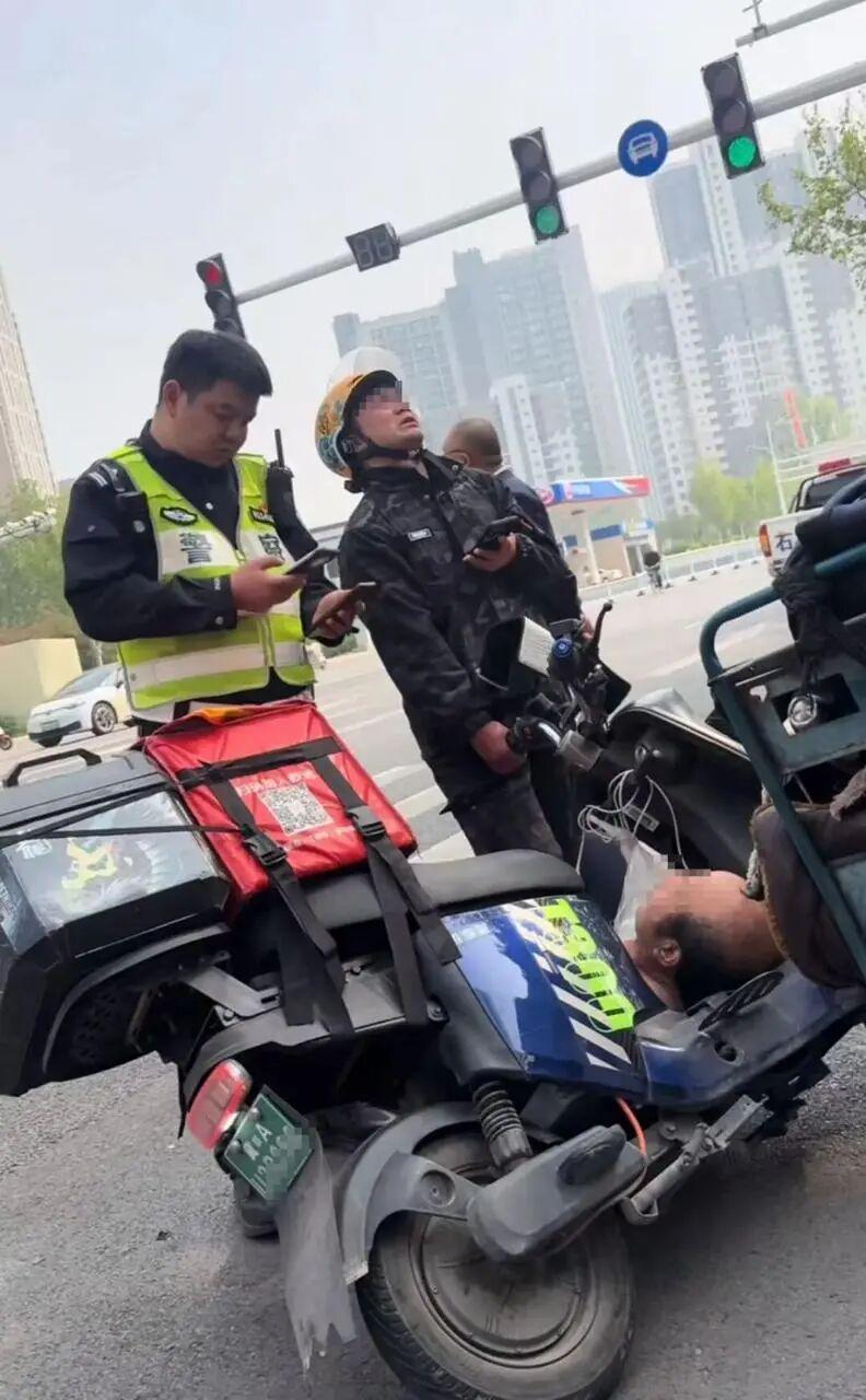 看哭全网！石家庄外卖小哥撞人急哭，交警自掏200元解围，真相太好哭😭4月