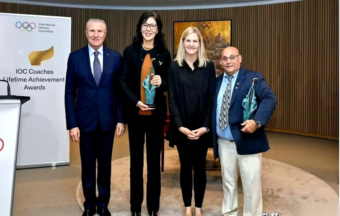 这事儿最有意思的，不是郎导拿了多大的奖。是国际奥委会主席，亲自把“终身成就奖”