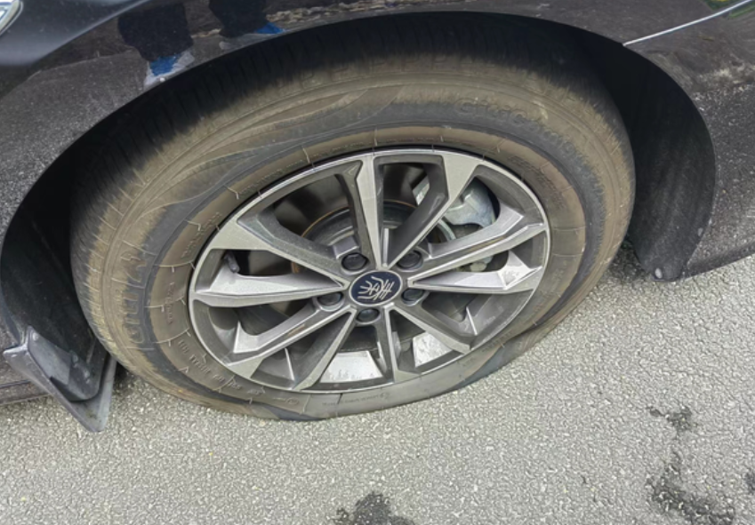 真实事故，不舔不吹经过：着急上班，高速上110的速度开，跟前车距离三个车位左