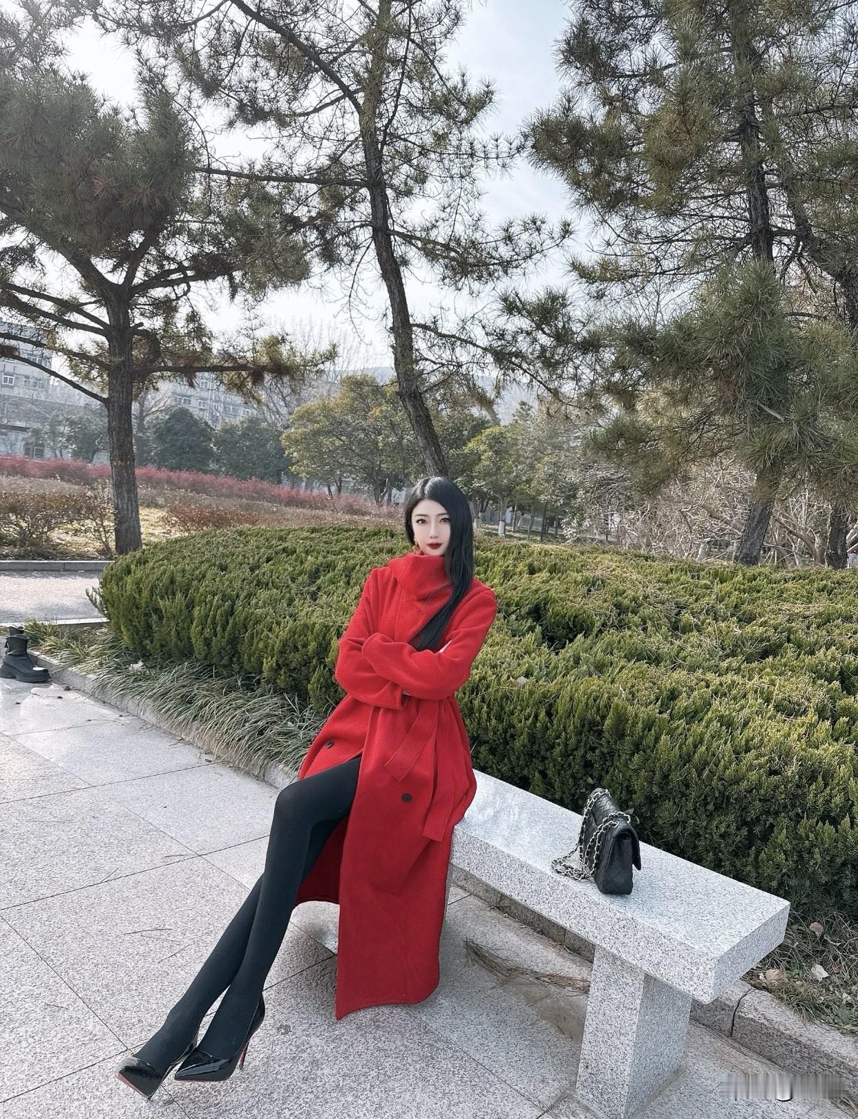 女生怎么搭配服装才能又酷又美冬日暖阳下，红衣少女与现代雕塑的浪漫邂逅。