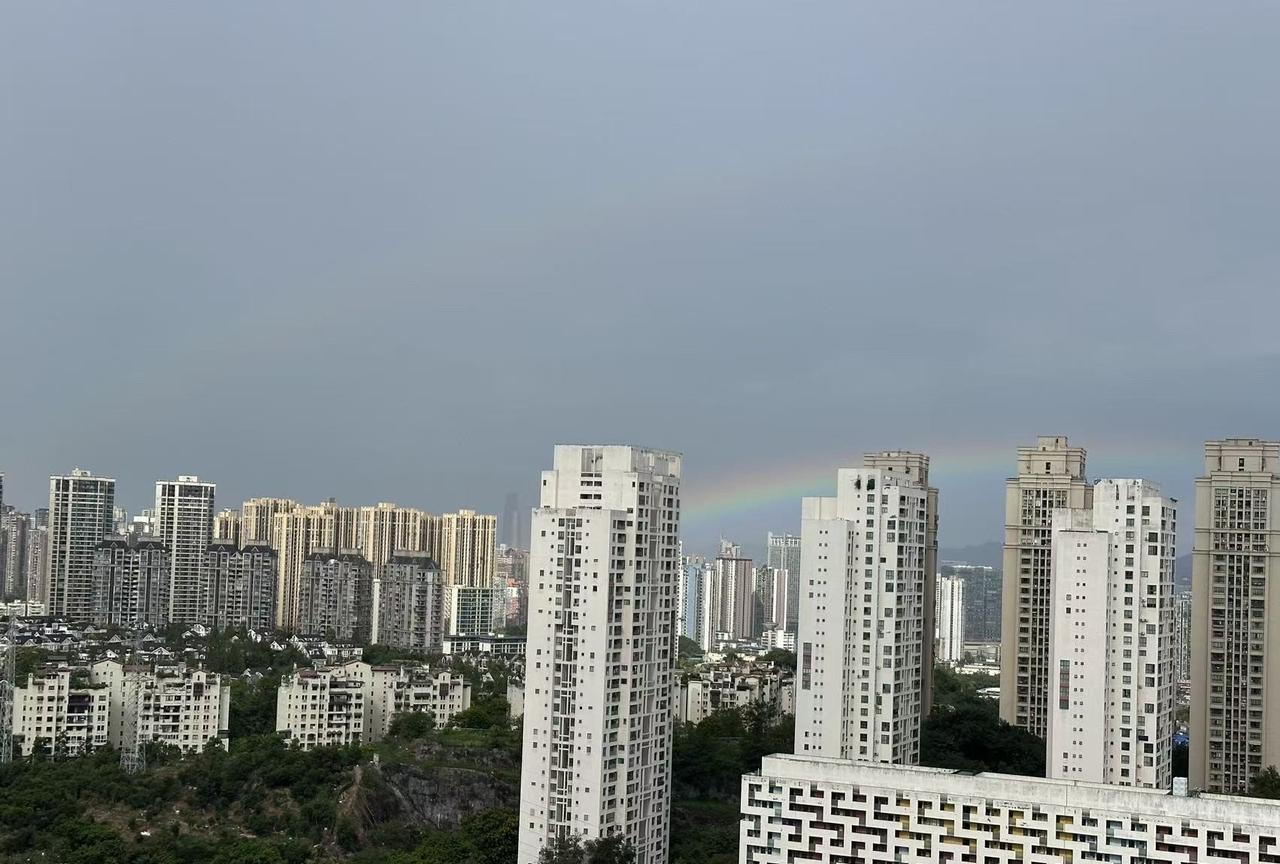 8月22日下午4点半左右，重庆主城区真的下大雨出彩虹啦！啊哈哈，可惜此时此刻我在