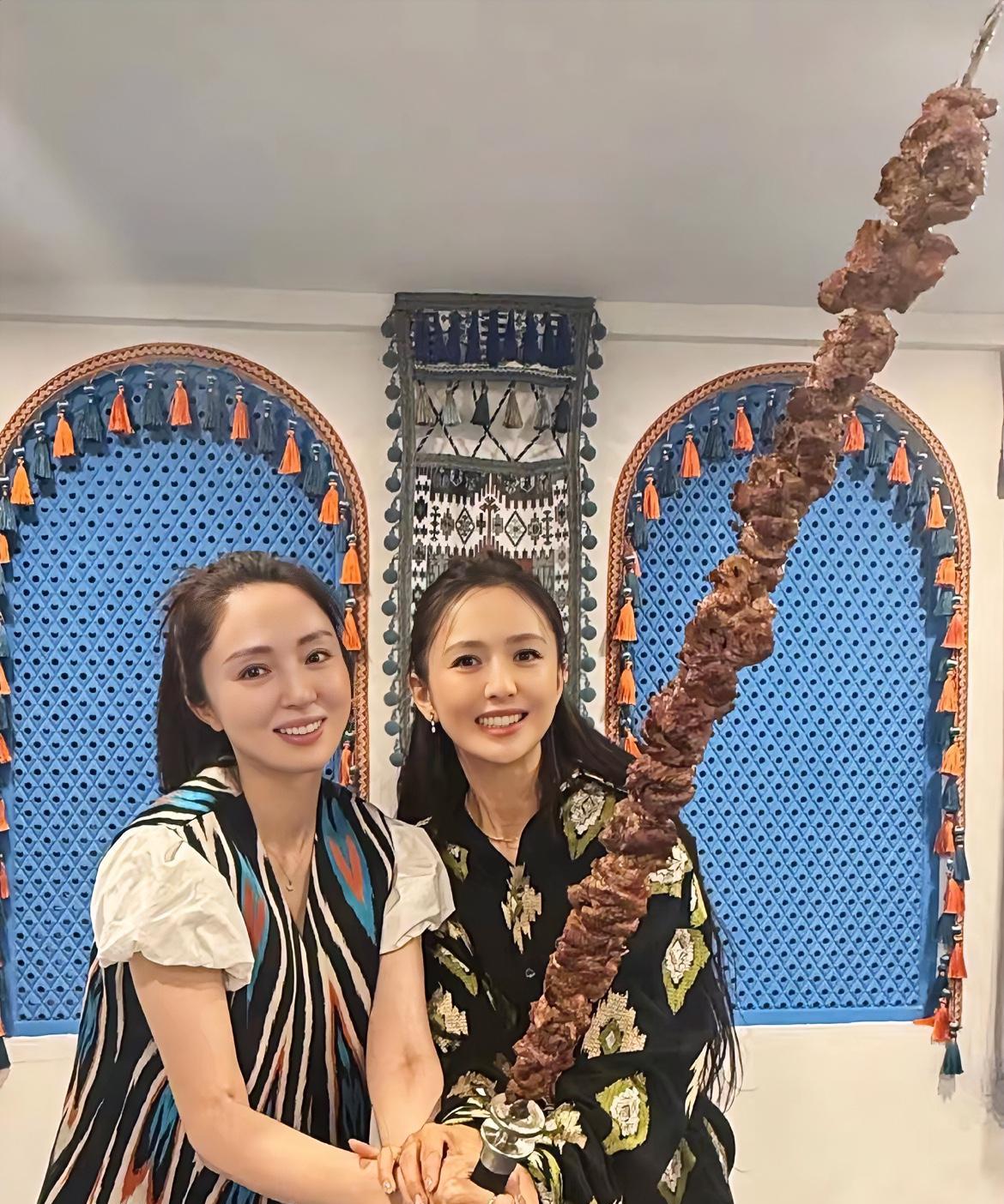 佟丽娅和董璇才拿的动的羊肉串，那到底得多重啊！她俩也吃不完吧！