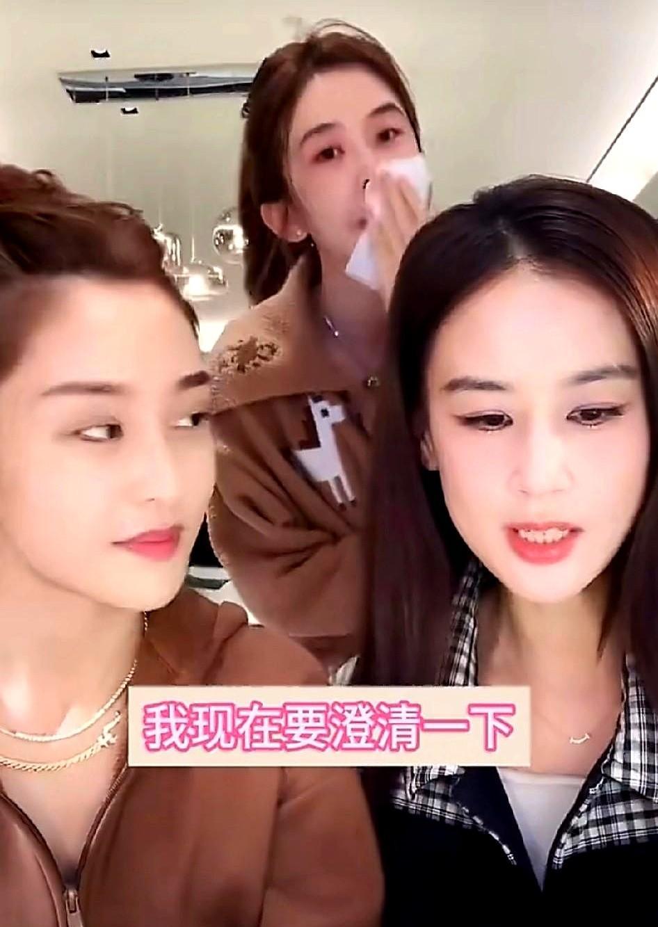 他们让她对着镜头笑，她眼里却写着“快放我走”。黄圣依和杨子直播，像个被设定好程