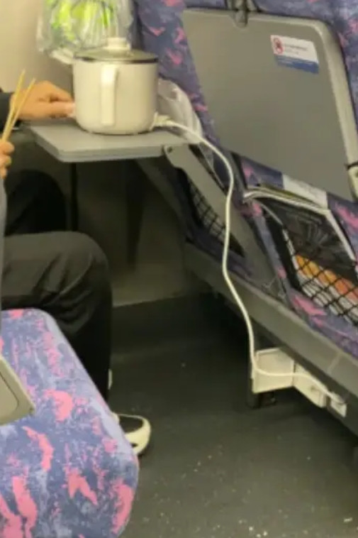 有网友发文称，自己在乘坐高铁的过程中，居然发现隔壁乘客在做饭。怎么做饭呢？只见他