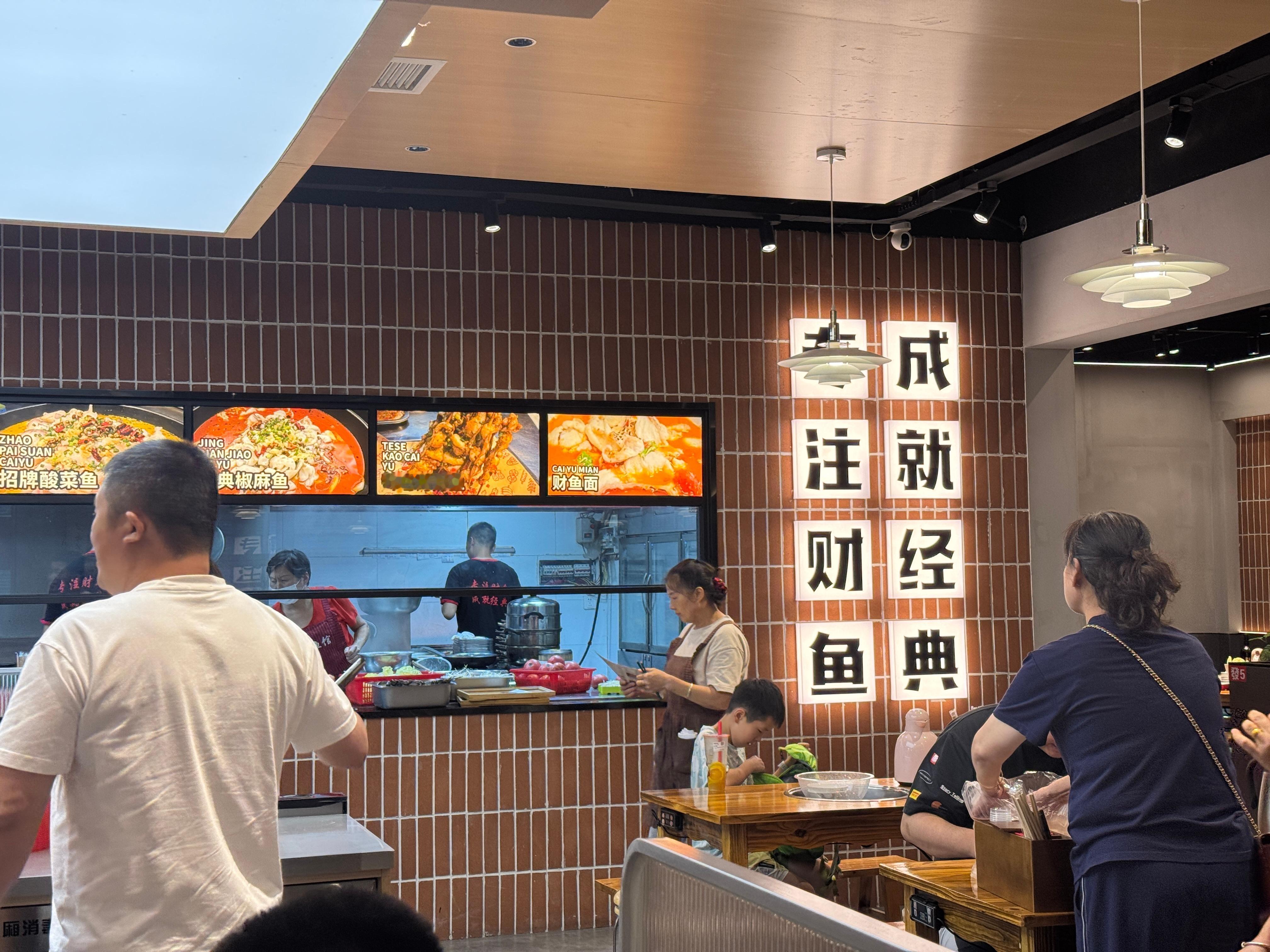 这家店从一个小店铺干成一个大餐馆了核心还是卖黑鱼之前卖黑鱼面现在还兼顾中晚餐黑鱼