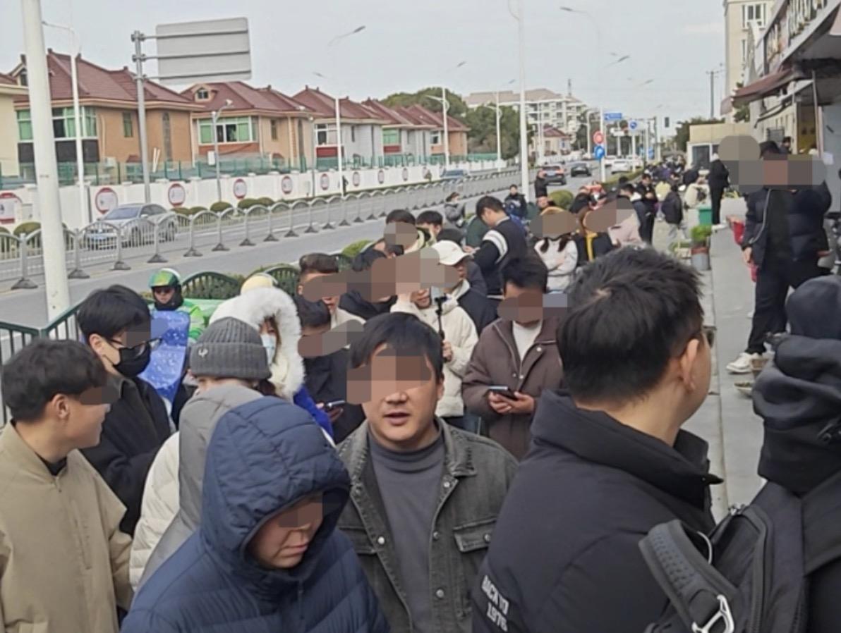 被全网催的河南水煎包店今天开业，现场比想象中的更要火爆！就在3月8日，这家在上