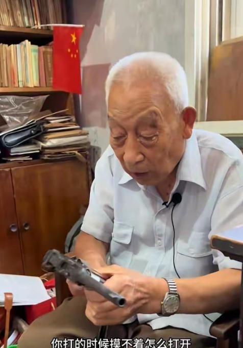 1996年,滕西远私藏两支手枪,民警让他上交,可他却说:“这两支枪,一支是粟裕大