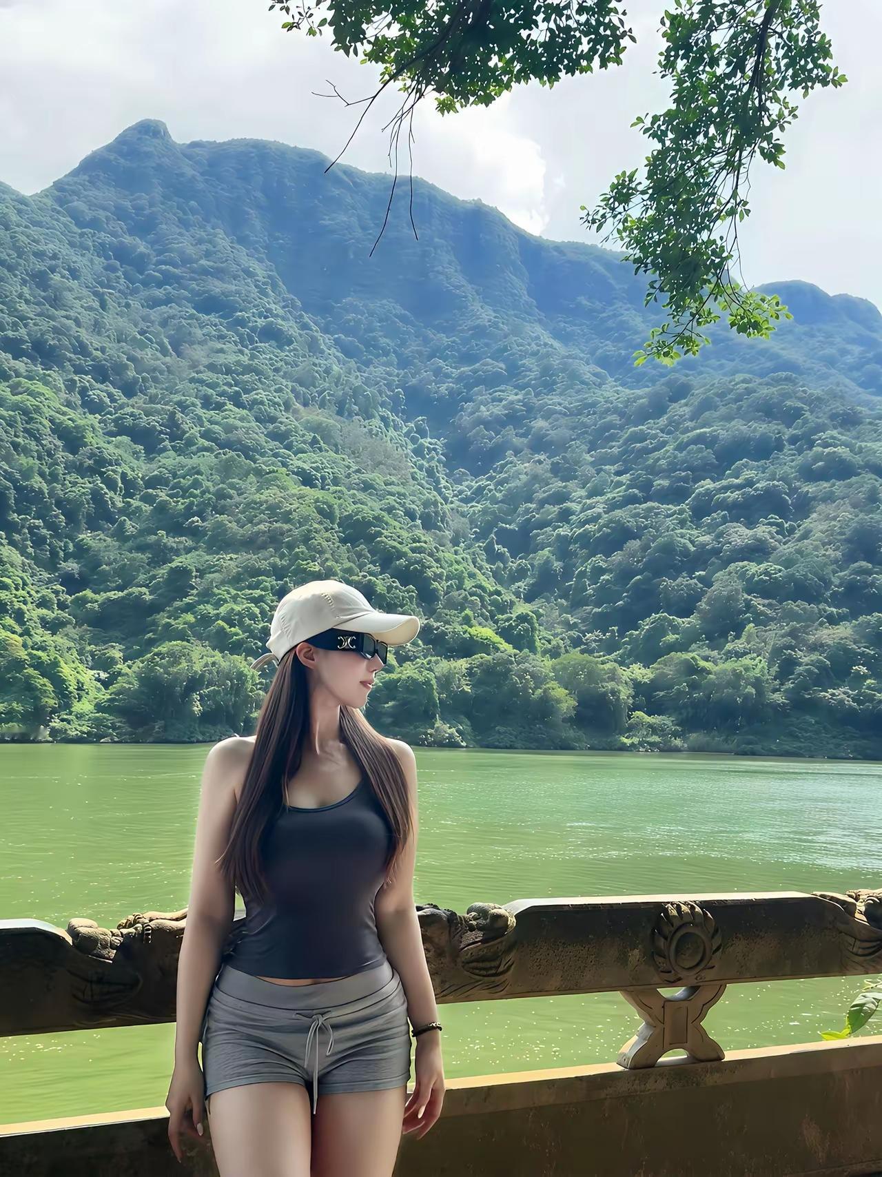 夏日清凉，绿意盎然，山间小湖畔，少女轻倚栏杆，享受自然之美。聊聊每日精选穿搭分享