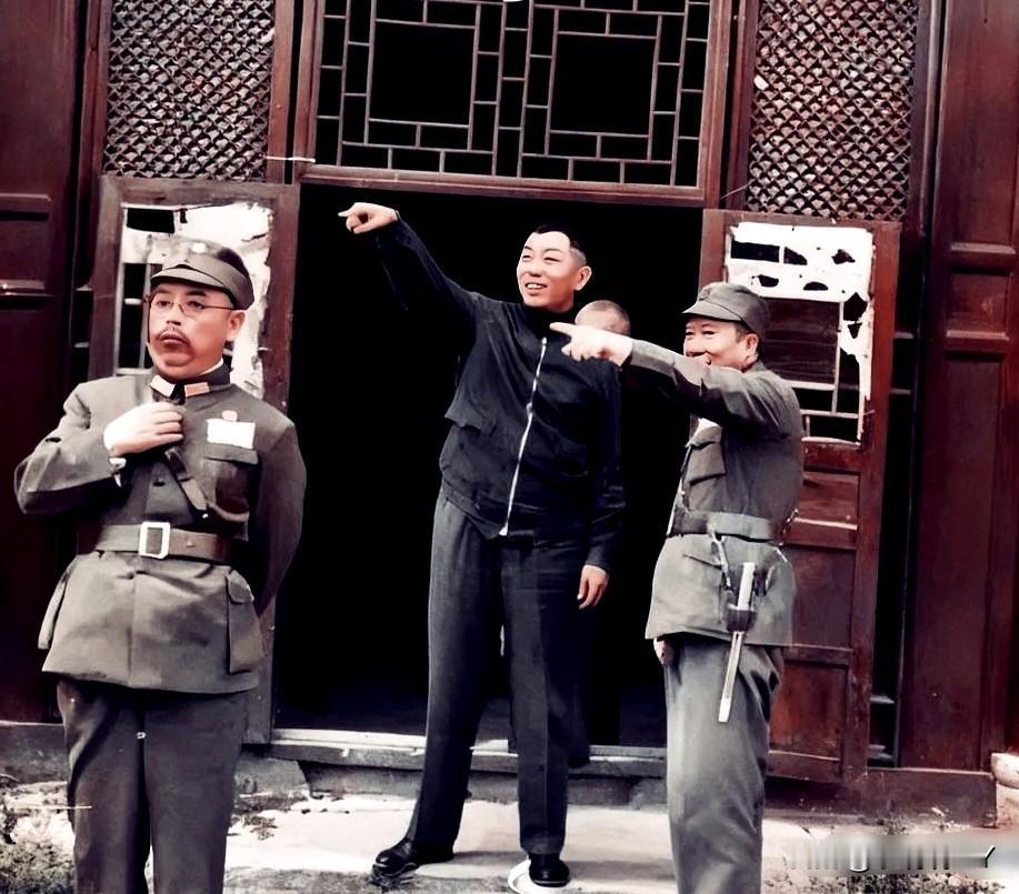 西安事变前夕，站在门外一起指向远方的张学良与杨虎城。这并非演员所扮演，确是货真价