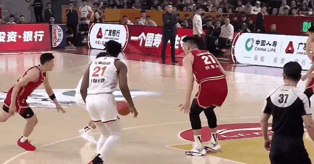 山西队的核心球员再度引发了新一轮的争议！就在上场比赛的第三节，刘传兴就拉拽怀特塞