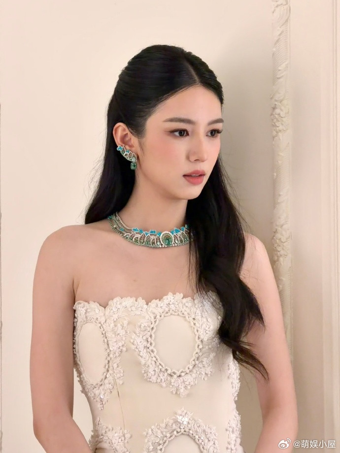 周也完全千金大小姐周也的千金气质真的刻进DNA了🥹！白色抹胸蕾丝裙衬得她