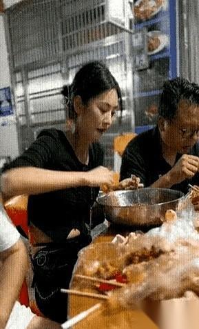 我跟你说，网上那些“完美”人设，看多了真的会笑。就刚才刷到一个视频，那女的，颜