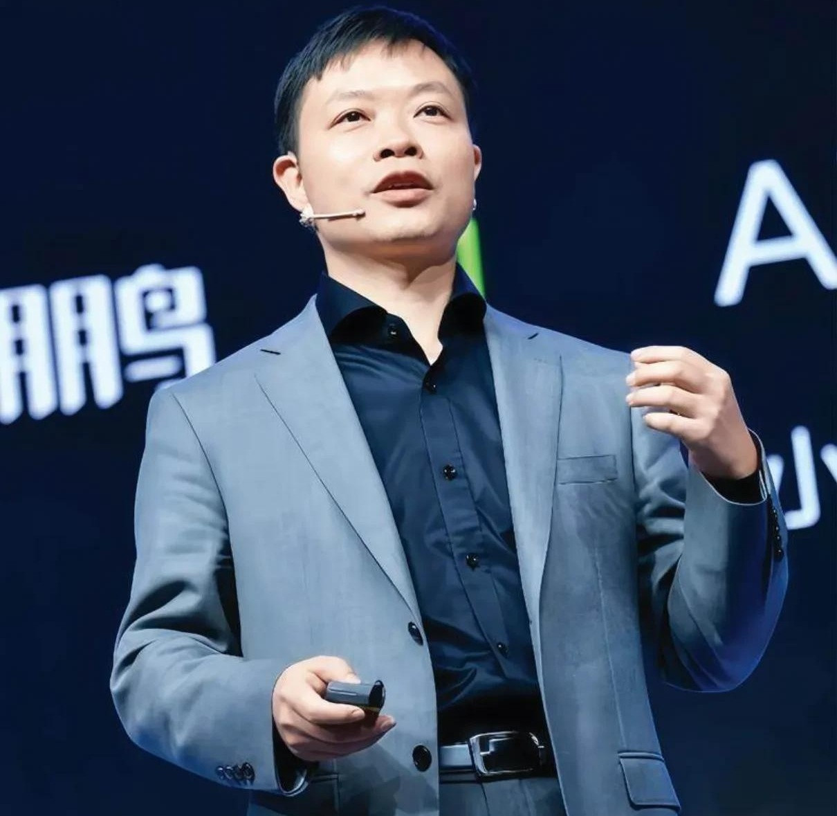 车企都卷成啥样了？连电池这块“硬骨头”都要自己啃了！何小鹏放话，今年开始电池全部自己干。消息一出，好