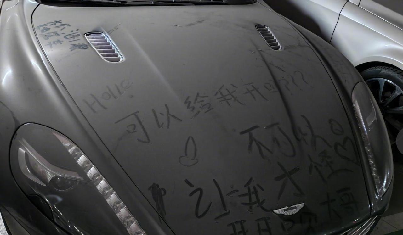 地下车库很久没人开的豪车，是不是车主车太多忘记了！【来自懂车帝车友圈】