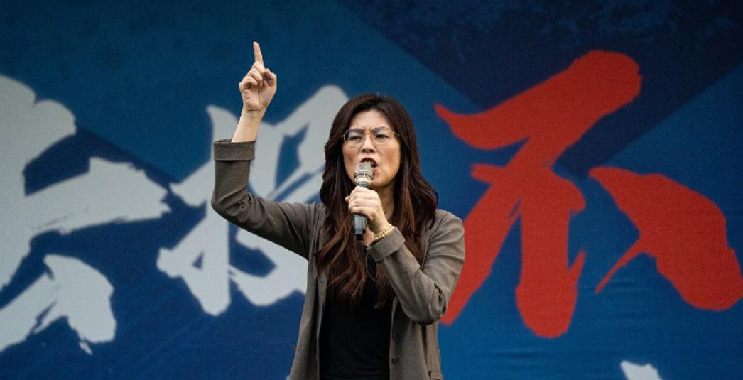 中日关系紧张，国民党有了新动向！国民党主席郑丽文送了高市早苗“十三个字”，直指“