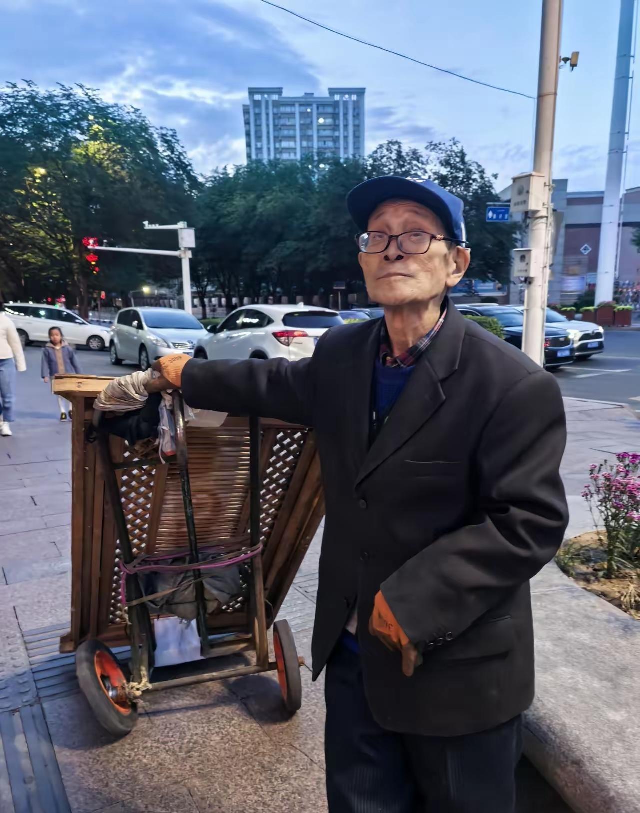 一位从新疆省级机关退休的处级干部，退休后几乎是一天不落的在小区里捡废品，也惹来不
