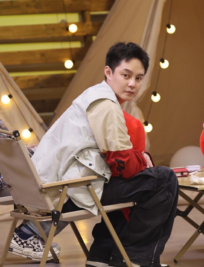 终于搞明白为什么尹正要道歉不是因为他把粉丝叫成影迷，而是他太敏感自卑了。不