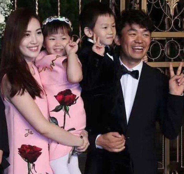 2016年，王宝强与马蓉离婚后，财产全被转移，他给好友陈思诚打电话：“兄弟，江湖
