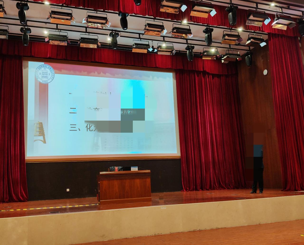 每天分享一句感悟头衔越多的老师越不会上课，上天是公平的，给人开了一扇窗就会关掉一