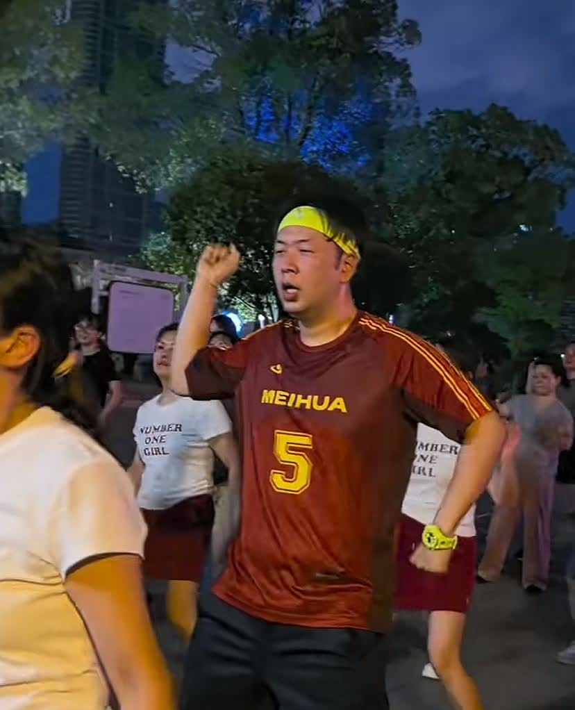 这是杜海涛吧，他真瘦了啊！网友拍到杜海涛和一群姐姐跳广场舞，他真