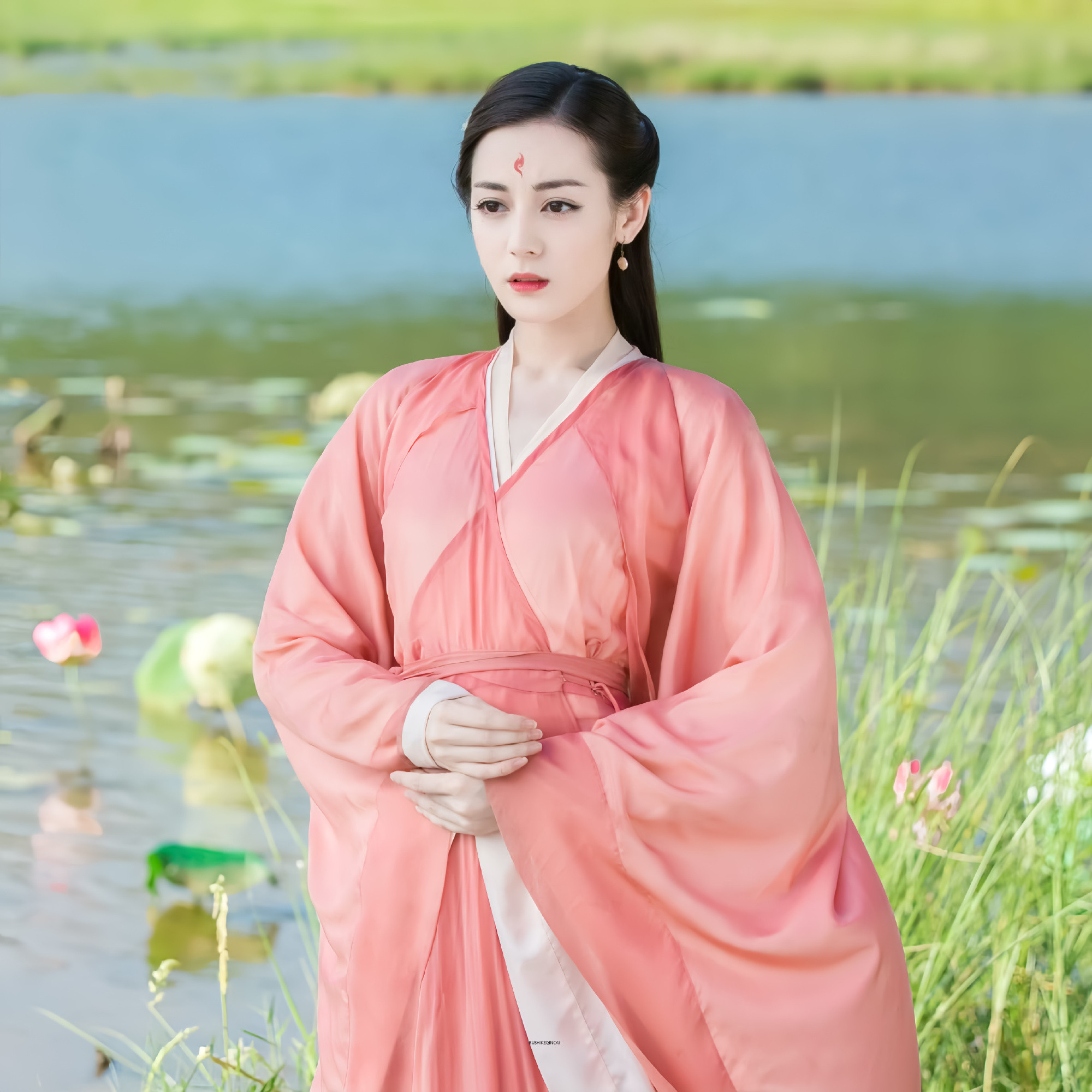 在下青丘白凤九🌸🌷迪丽热巴三生三世十里桃花|以为迪丽热巴要媚原来衣服挂到了